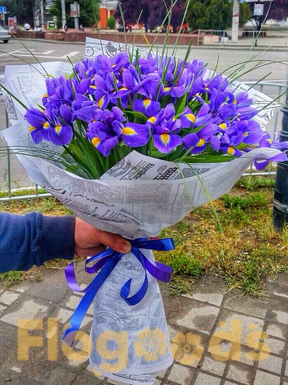 Букет «101 ирис» за 31 772 руб.